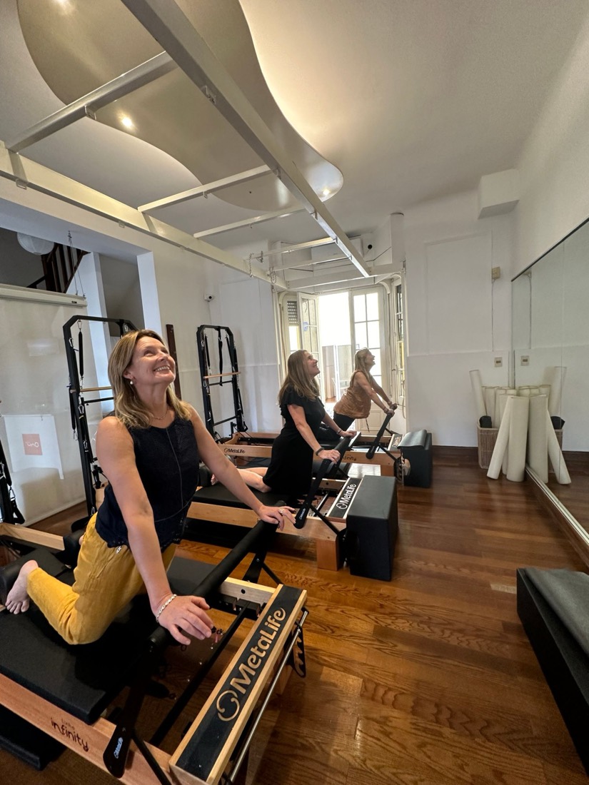Alumna disfrutando su clase de Pilates Reformer en el Estudio Uno Pilates