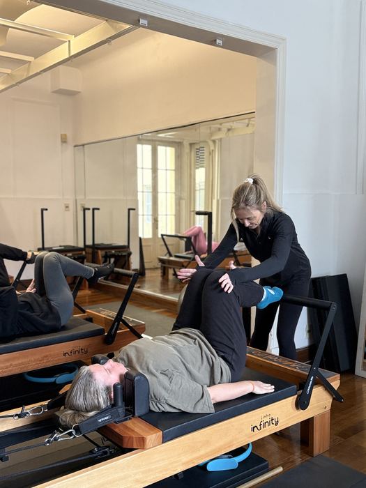 Acompañamiento personalizado en una clase de Pilates Reformer