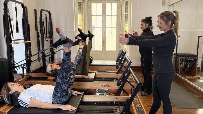 Clase de Pilates Reformer en grupo reducido en el Estudio Uno Pilates