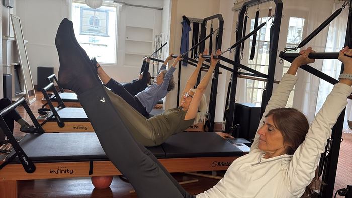 Clase grupal de Pilates con trabajo de piernas y barra, en Pocitos