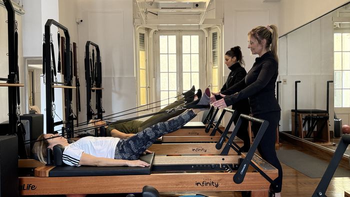 Clase grupal de Pilates Reformer en el estudio de Pocitos, Montevideo