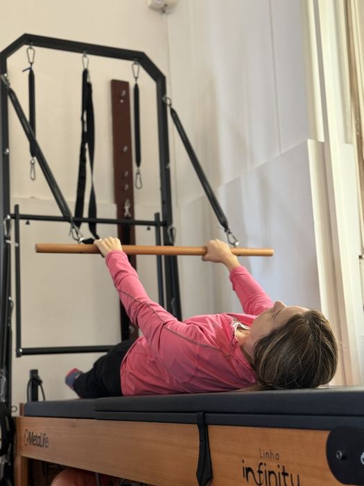 Ejercicio con la barra de la Torre en el Estudio Uno Pilates