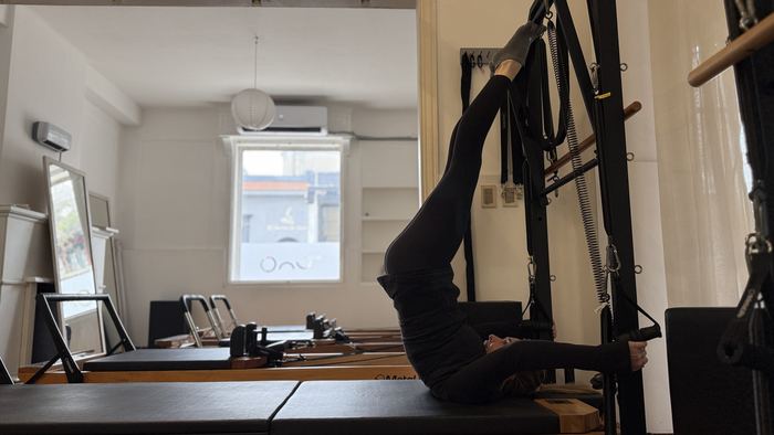 Ejercicio de extensión de espalda sobre el Reformer en Pocitos