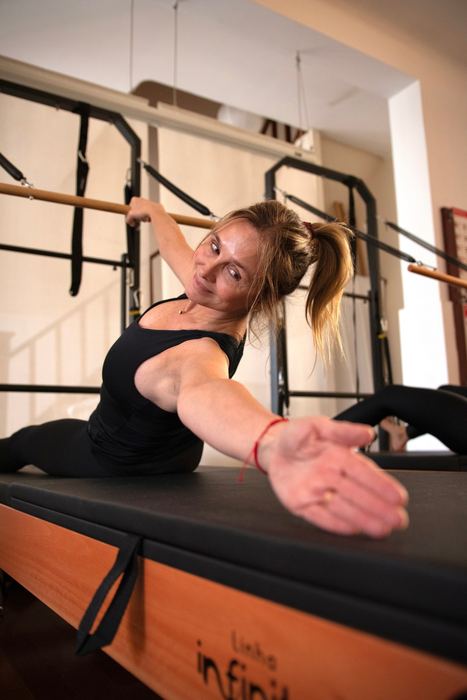 Instructora del Estudio Uno Pilates durante una clase en Pocitos