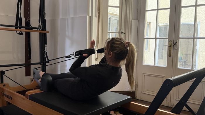 Alumna trabajando con los resortes de la Torre en el Estudio Uno Pilates de Pocitos