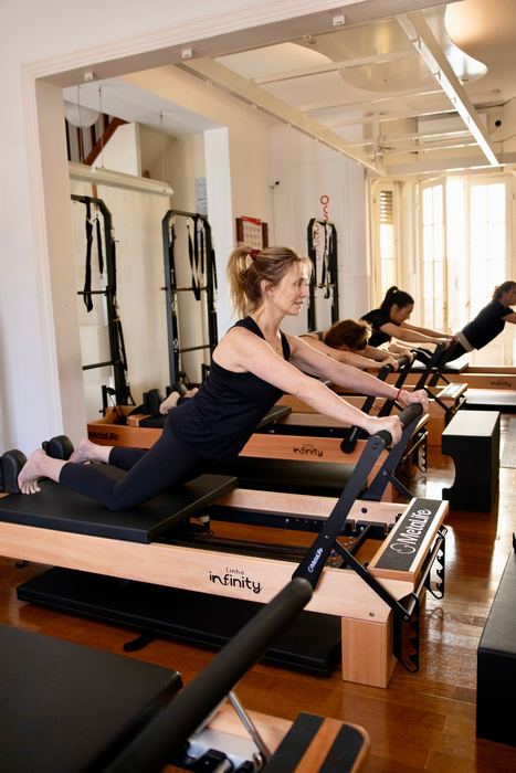 Ejercicio de plancha sobre el Reformer en el Estudio Uno Pilates