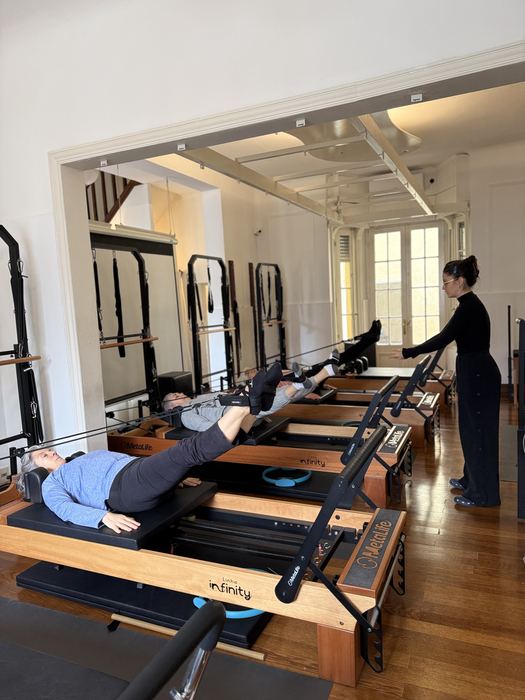 Sala del estudio durante una clase de Pilates en grupo reducido