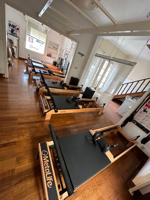 Vista de la sala del Estudio Uno Pilates con los Reformers MetaLife alineados