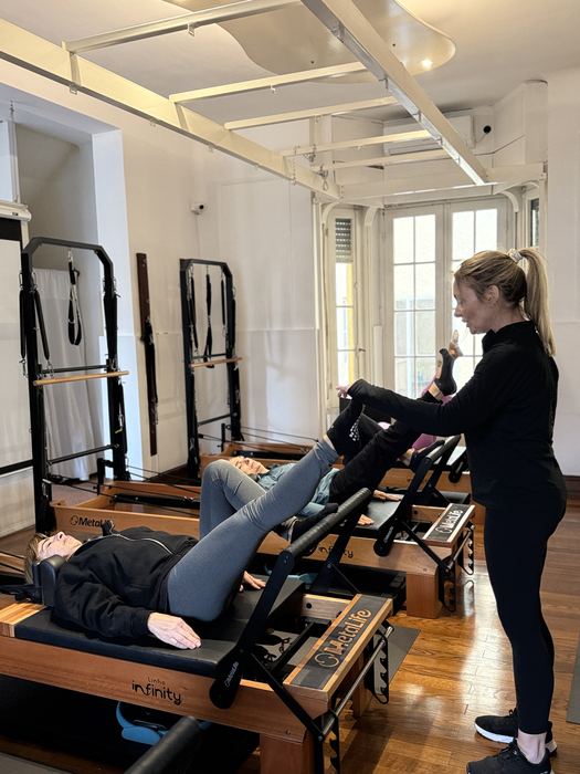 Instructora supervisando la clase en el Estudio Uno Pilates de Pocitos