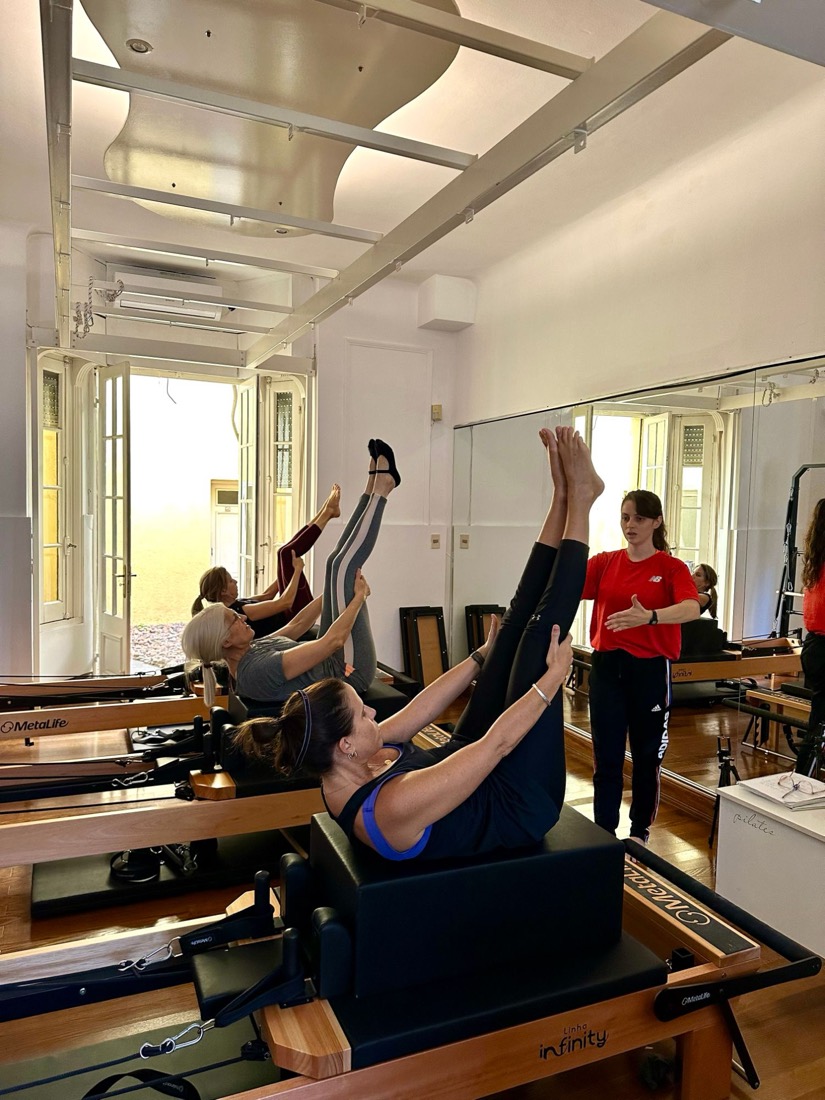 Instructora acompañando a la clase durante un ejercicio de Reformer