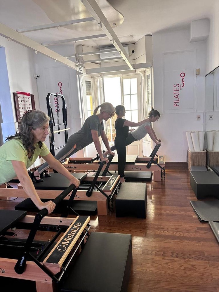 Alumnas trabajando de pie sobre el Reformer en el Estudio Uno Pilates de Pocitos