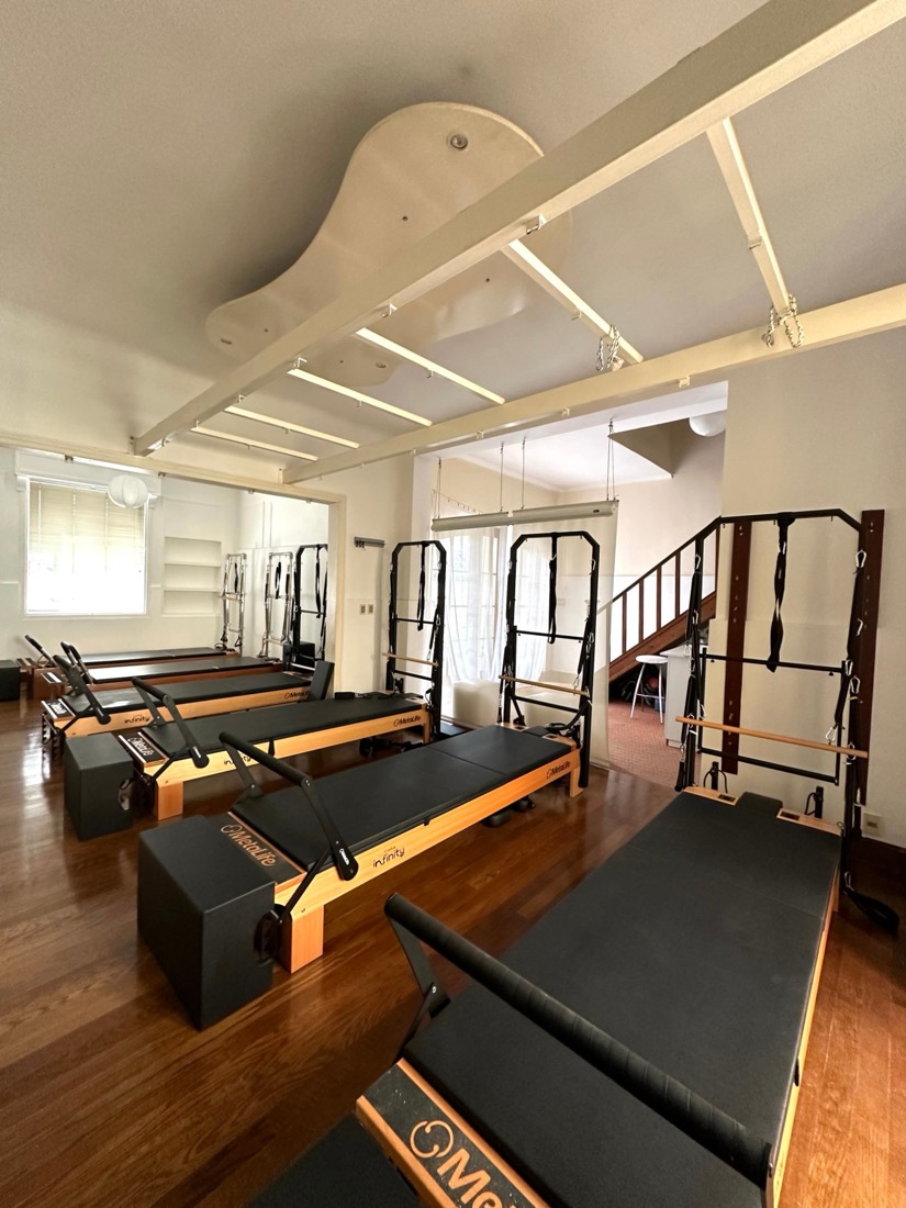Sala del Estudio Uno Pilates con los Reformers MetaLife, en Pocitos